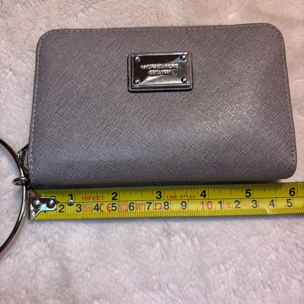 Michael Kors Wallet Pearl Gray Saffiano Leather Silver Hardware Wristlet Classic - Picture 13 of 14